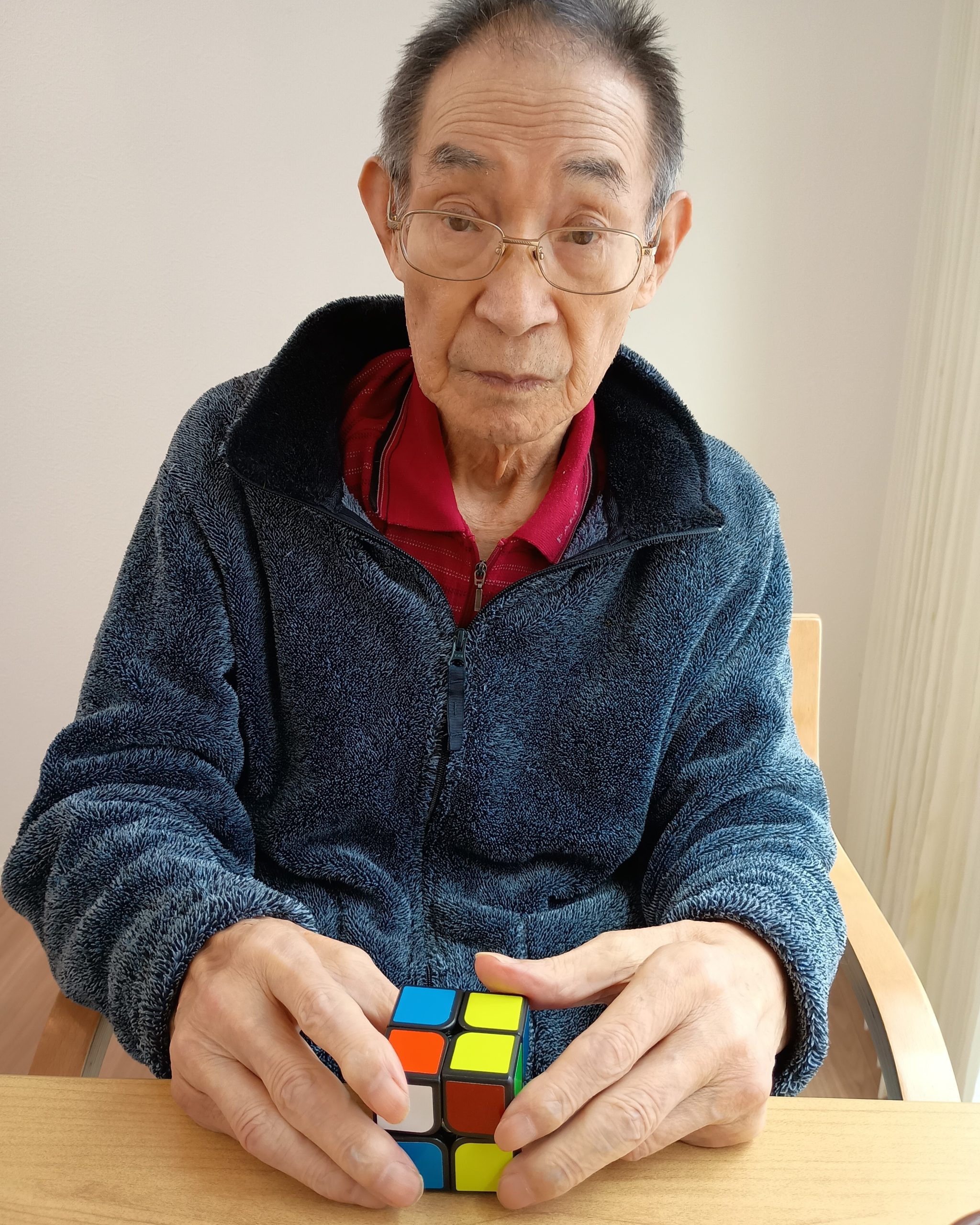 ルービックキューブをする様子