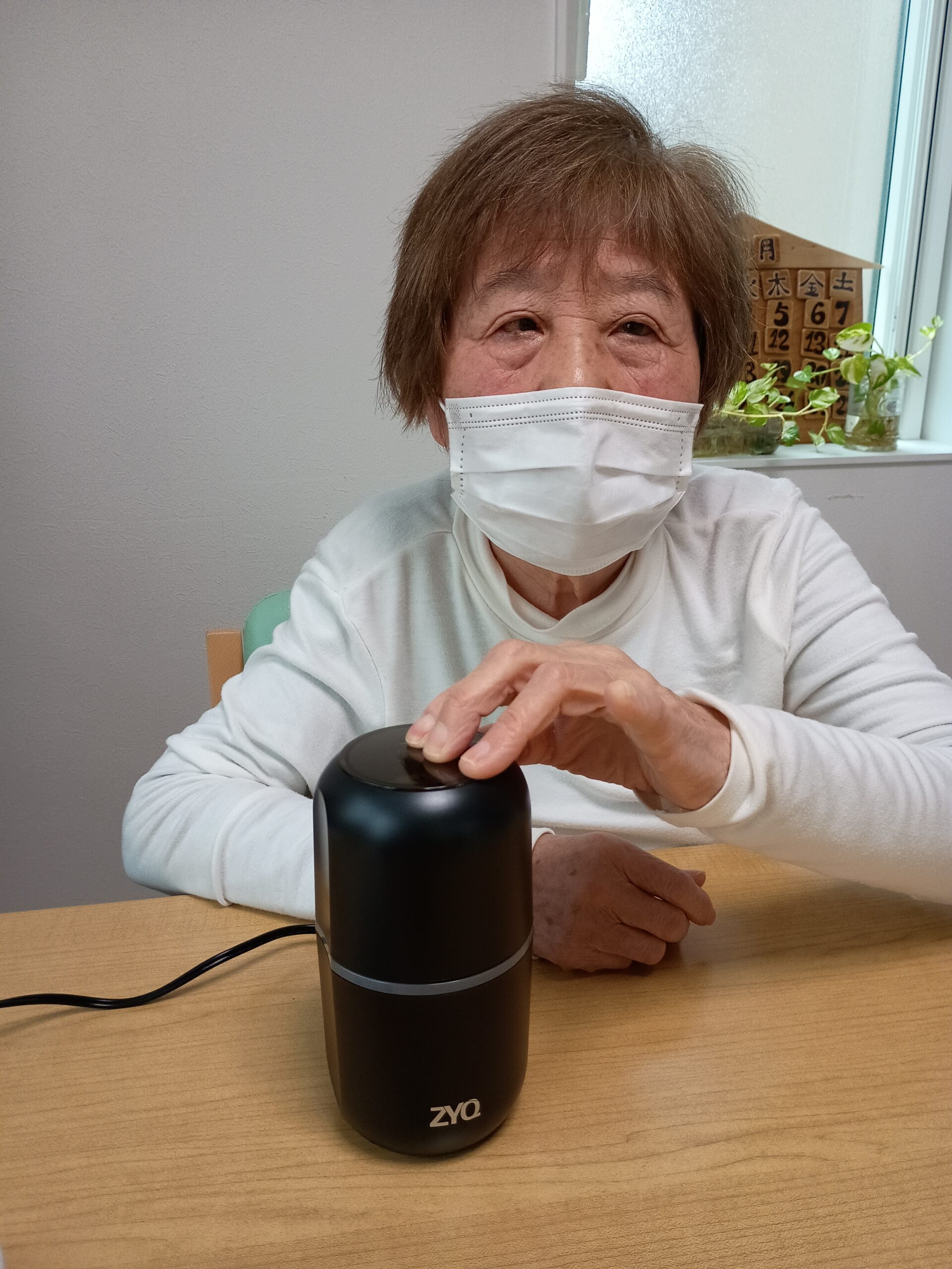遠赤外線の足湯をする様子